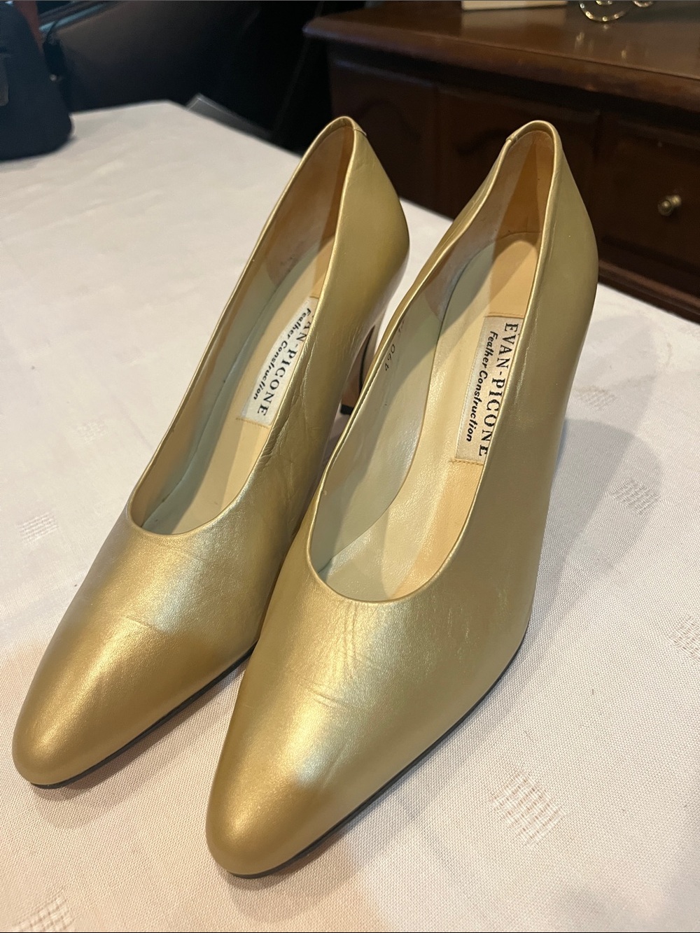 Evan Picone Leather Feather Construction Gold Pointed-Toe Pumps size 11 women’s